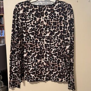 Leopard print top very soft and light,stretching
Ruffled edges around size L